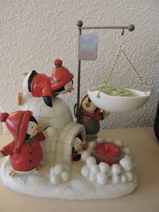 Picture of Playful Penguins  Tart Warmer